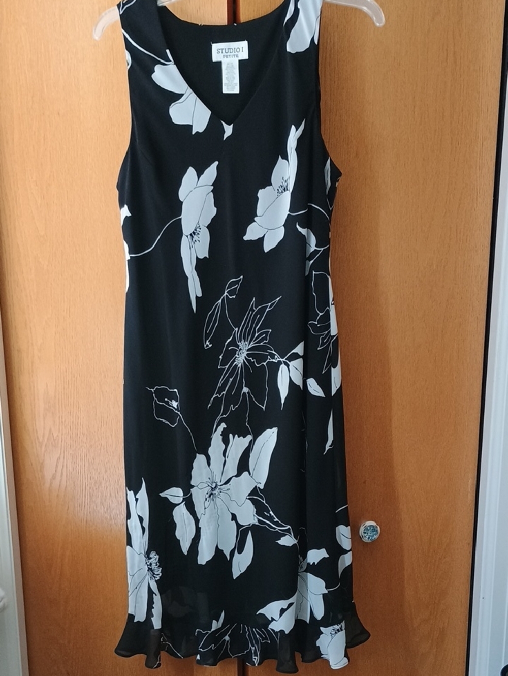 Studio I Black and White Floral V-Neck Sleeveless Dress Size 14 Petite